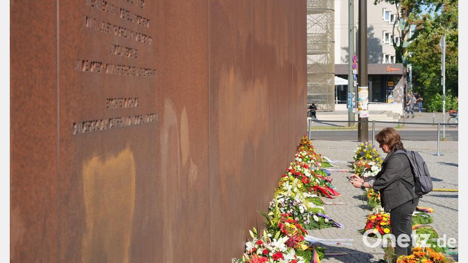Berlin erinnert an 65 Jahre Mauerbau - Frau steht an der Gedenkstätte Bernauer Straße Bild: Sören Stache/dpa