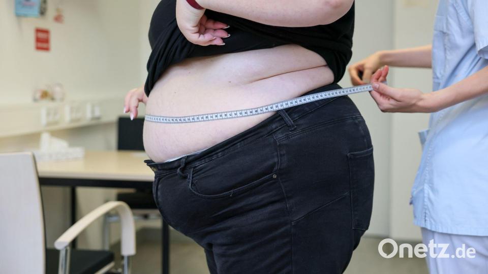 Laut Daten des Statistischen Bundesamtes von 2025 sind in Deutschland 17,9 Prozent der Erwachsenen adipös. (Symbolbild) Bild: Jan Woitas/dpa