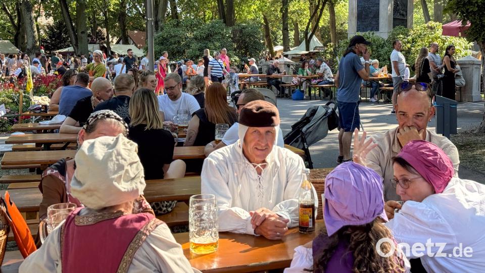 Cantus Ferrum feiert alle zwei Jahre sein Brunnenfest am Maxplatz in Amberg. Bild: Petra Hartl