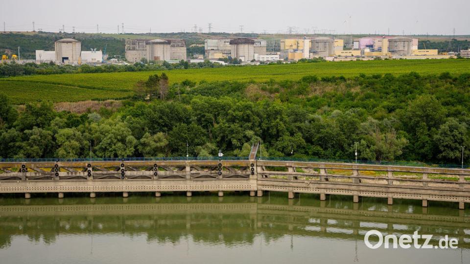 Blick auf das Kernkraftwerk Cernavoda, das aufgrund des extrem niedrigen Wasserstands der Donau ganz abgeschaltet wird. Bild: Andreea Alexandru/AP/dpa