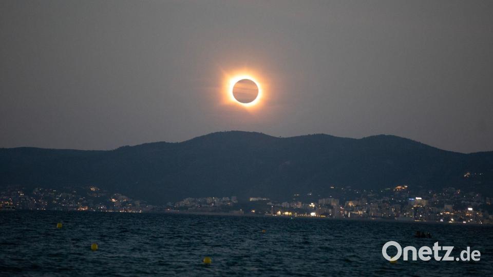 Die Sonne scheint hinter dem Mond über der Insel von Mallorca während der totalen Sonnenfinsternis. Bild: Clara Margais/dpa