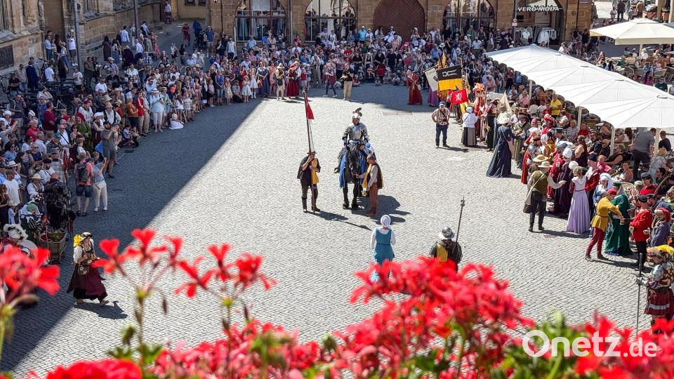 Cantus Ferrum feiert alle zwei Jahre sein Brunnenfest am Maxplatz in Amberg. Historischer Umzug vom Malteserplatz zum Marktplatz. Bild: Petra Hartl