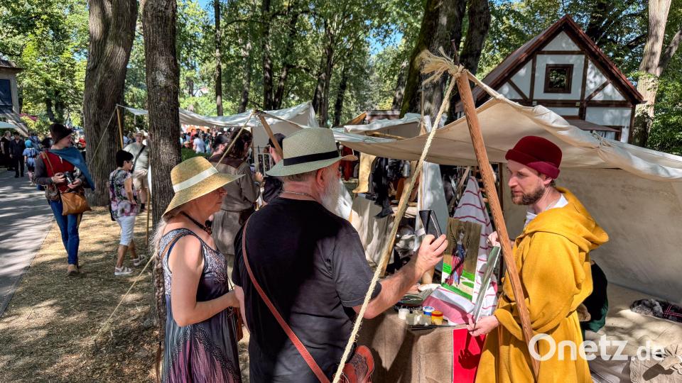 Cantus Ferrum feiert alle zwei Jahre sein Brunnenfest am Maxplatz in Amberg. Bild: Petra Hartl