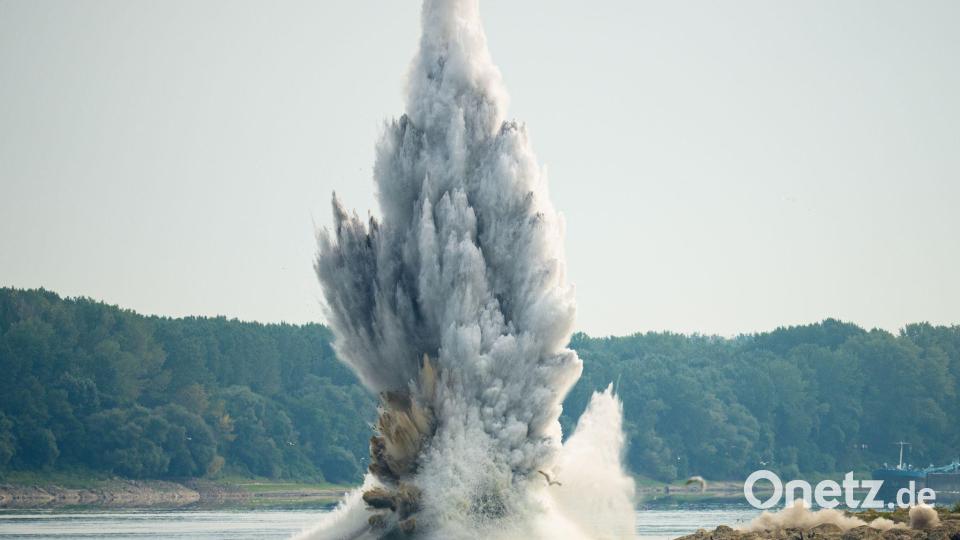 Die rumänische Marine sprengte jüngst Felsen, um angesichts des außergewöhnlich niedrigen Wasserstands der Donau die Wasserzufuhr zum Kernkraftwerk Cernavoda zu verbessern. Bild: Andreea Alexandru/AP/dpa