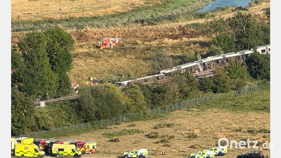 Auf Luftbildern ist zu sehen, wie Teile des Zuges auf der Seite liegen. Bild: Pa/PA Wire/dpa