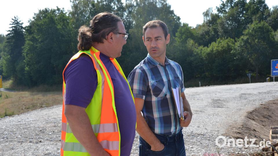 Alexander Reinhold (links) und Daniel Thurner (rechts) besprechen Details zur Ortsumgehung. Bild: Anne Wiesnet