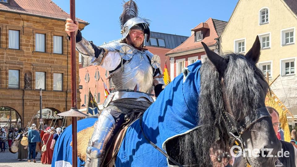 Cantus Ferrum feiert alle zwei Jahre sein Brunnenfest am Maxplatz in Amberg. Historischer Umzug vom Malteserplatz zum Marktplatz. Bild: Petra Hartl
