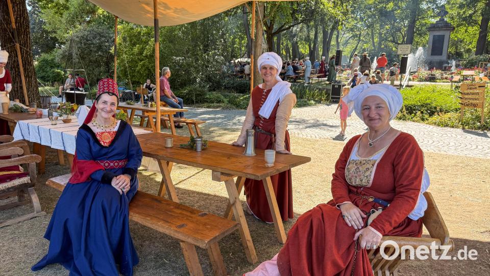 Cantus Ferrum feiert alle zwei Jahre sein Brunnenfest am Maxplatz in Amberg. Bild: Petra Hartl