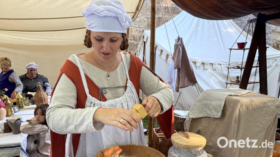 Cantus Ferrum feiert alle zwei Jahre sein Brunnenfest am Maxplatz in Amberg. Bild: Petra Hartl