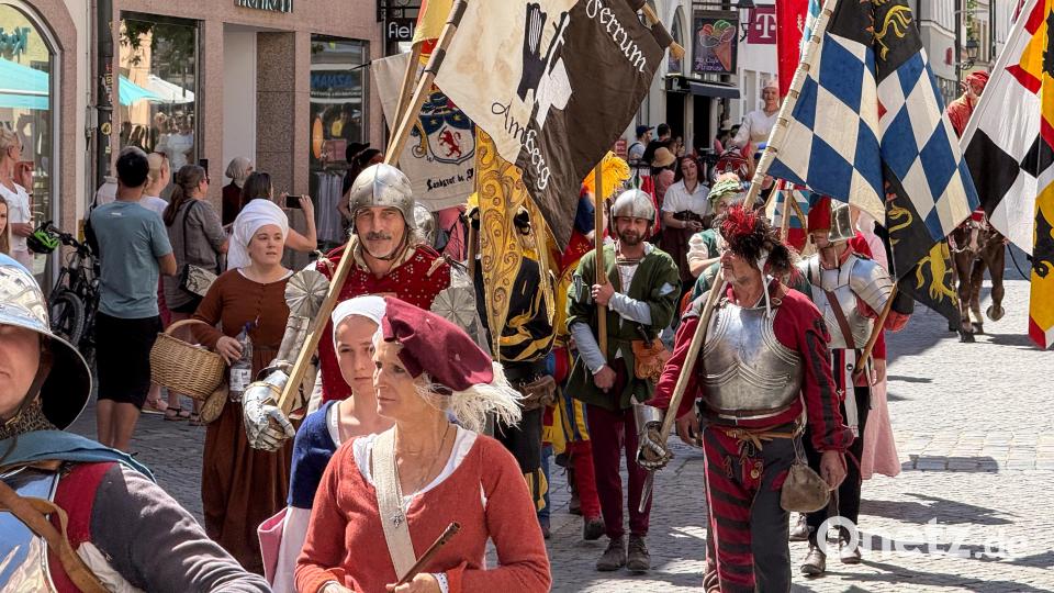 Cantus Ferrum feiert alle zwei Jahre sein Brunnenfest am Maxplatz in Amberg. Historischer Umzug vom Malteserplatz zum Marktplatz. Bild: Petra Hartl