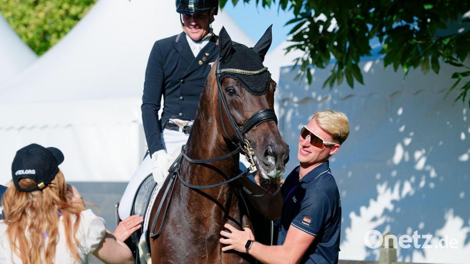 Reiter Frederic Wandres und Pfleger Lars Ligus sind auch privat ein Paar. Bild: Uwe Anspach/dpa