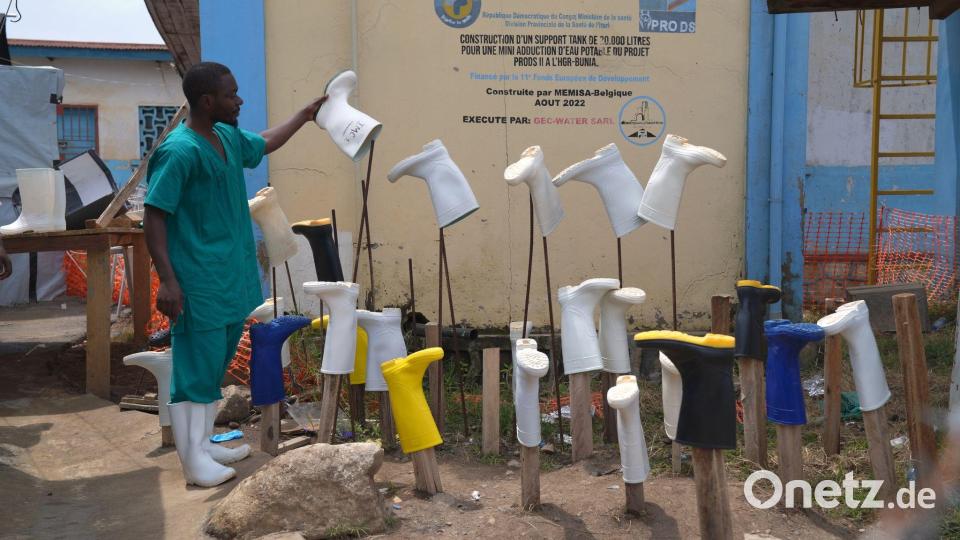 Hunderte Ebola-Patienten werden in Krankenhäusern und Isolierstationen behandelt, doch eine Mehrheit der Patienten stirbt in den Ortschaften. (Archivbild) Bild: Dieudonne Dirole/AP/dpa