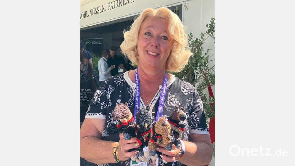 Janet Netz und die von ihr gehäkelten Maskottchen der deutschen Dressur-Mannschaft. Bild: Michael Rossmann/dpa