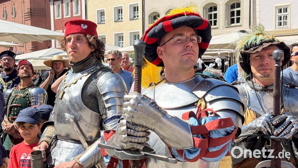 Cantus Ferrum feiert alle zwei Jahre sein Brunnenfest am Maxplatz in Amberg. Historischer Umzug vom Malteserplatz zum Marktplatz. Bild: Petra Hartl