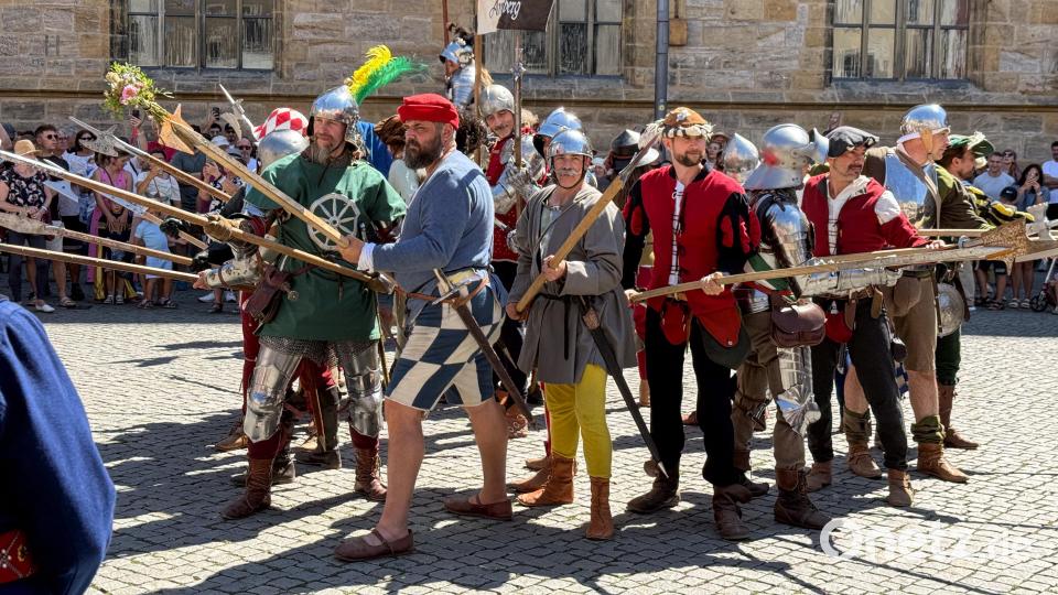 Cantus Ferrum feiert alle zwei Jahre sein Brunnenfest am Maxplatz in Amberg. Historischer Umzug vom Malteserplatz zum Marktplatz. Bild: Petra Hartl