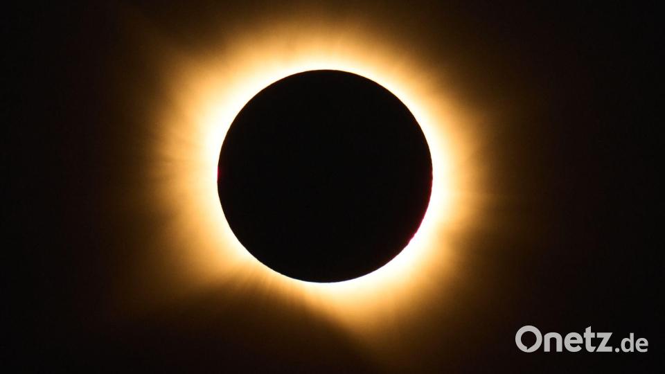 Das Naturereignis lockte Hunderttausende Besucher aus dem In- und Ausland an. Bild: Bernat Armangue/AP/dpa