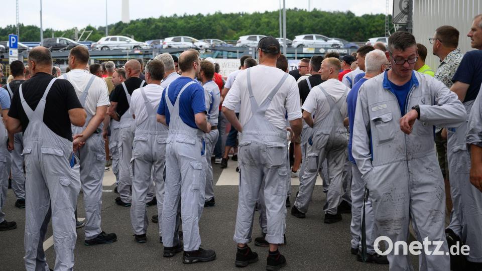 Auch VW will tausende Stellen streichen. (Archivbild) Bild: Hendrik Schmidt/dpa
