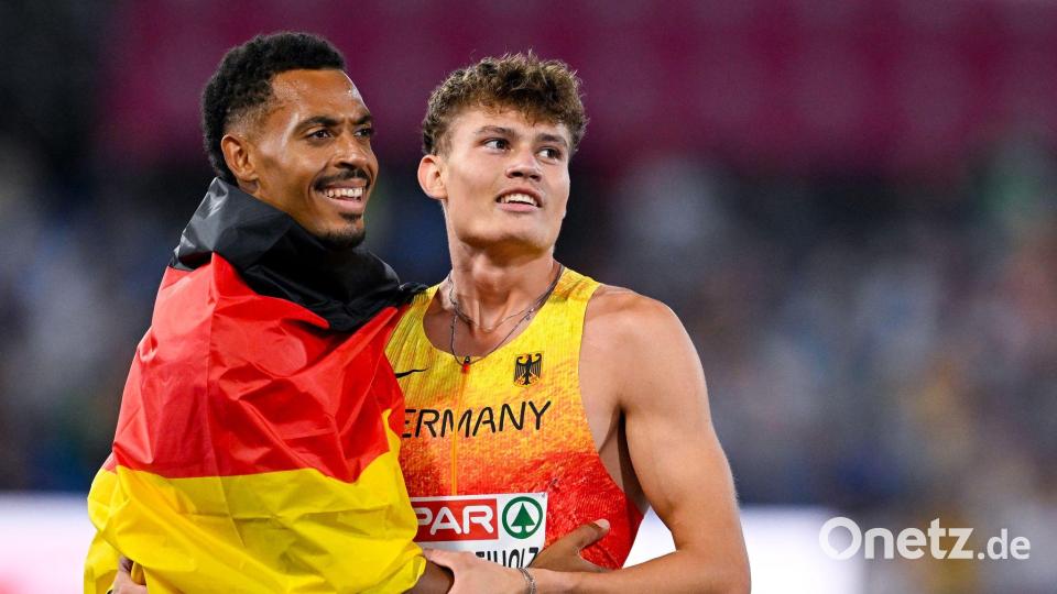 Nach dem Rennen tröstete Emil Agyekum den fünftplatzierten Owe Fischer-Breiholz. Bild: Sven Hoppe/dpa