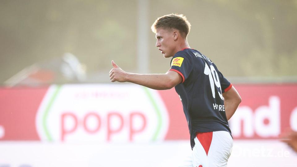 Phil Harres feiert seinen Anschlusstreffer für Holstein Kiel. Bild: Christian Charisius/dpa