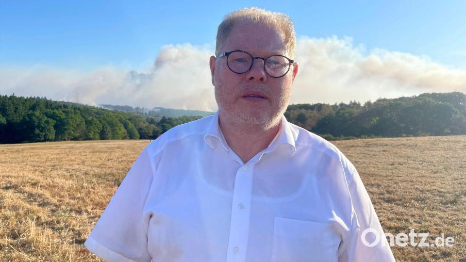 Bürgermeister Stephan Cranen berichtet, dass alle Einwohner es Ortsteils Gey freiwillig ihre Häuser verließen. Bild: Christoph Driessen/dpa