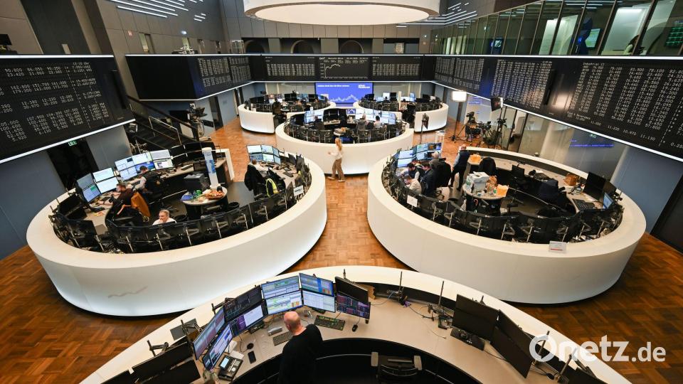 Frankfurter Börse: Die Dax-Konzerne steigern in Summe ihre Gewinne, aber die Lage ist zweigeteilt. (Archivbild) Bild: Arne Dedert/dpa