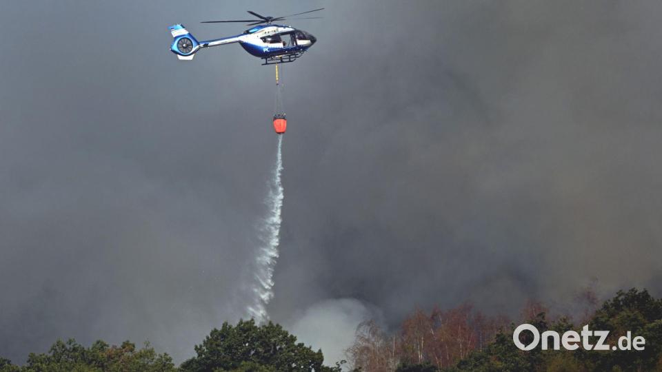 Ob Löschhubschrauber, Wasserwerfer oder Panzer - in Hürtgenwald wird alles technisch Mögliche an den Start gebracht, um den Waldbrand zu bekämpfen. Bild: Federico Gambarini/dpa