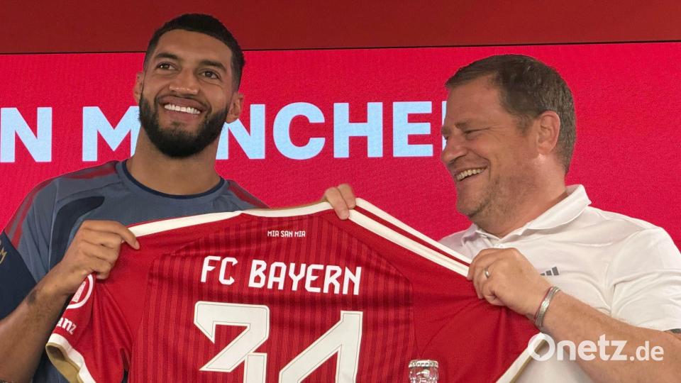 Neuzugang Saibari (l) und Sportvorstand Eberl zeigen das Bayern-Trikot mit der Nummer 34. Bild: Manuel Schwarz/dpa