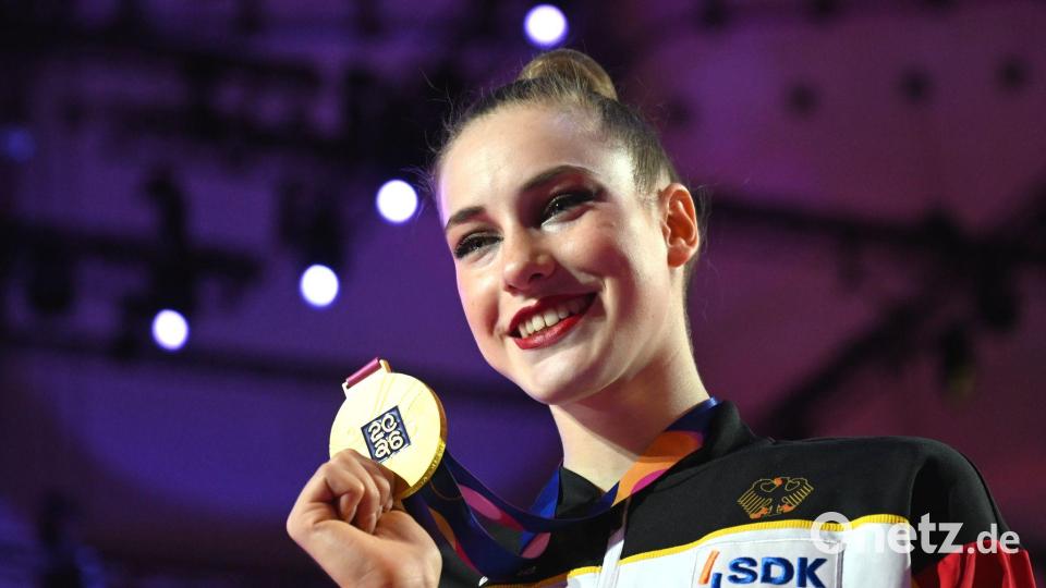 Darja Varfolomeev zeigt ihre Goldmedaille. Bild: Marijan Murat/dpa
