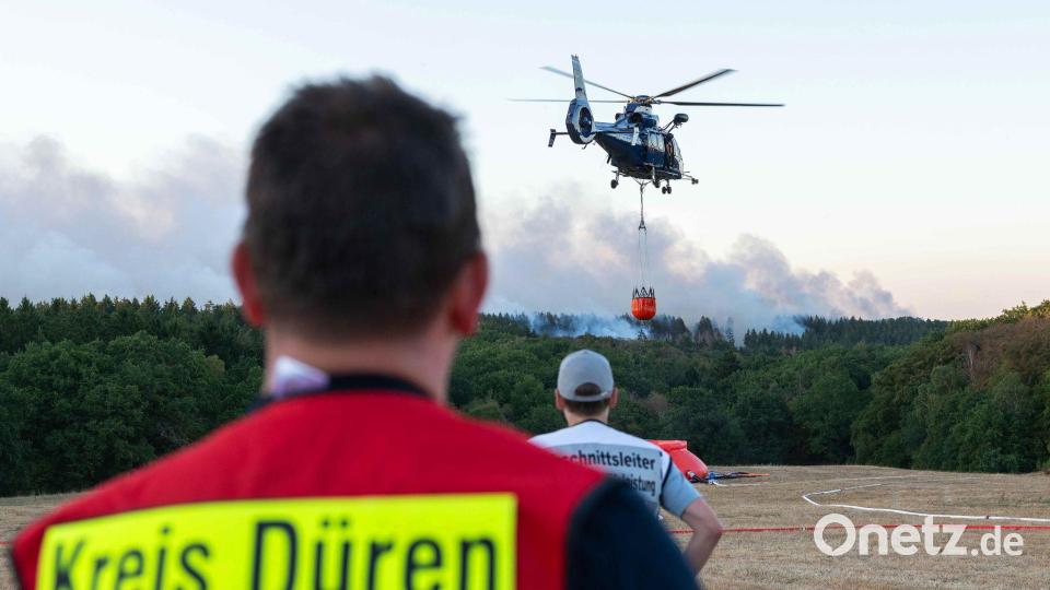 Ein Löschhubschrauber bekämpft am Donnerstagabend die Flammen des Waldbrandes Nahe Hürtgenwald. Bild: Jan Ohmen/dpa