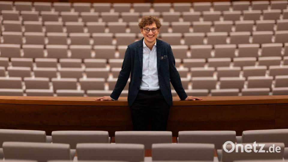 Der neue GMD und Intendant ist erst 25 Jahre alt. Bild: Fabian Strauch/dpa