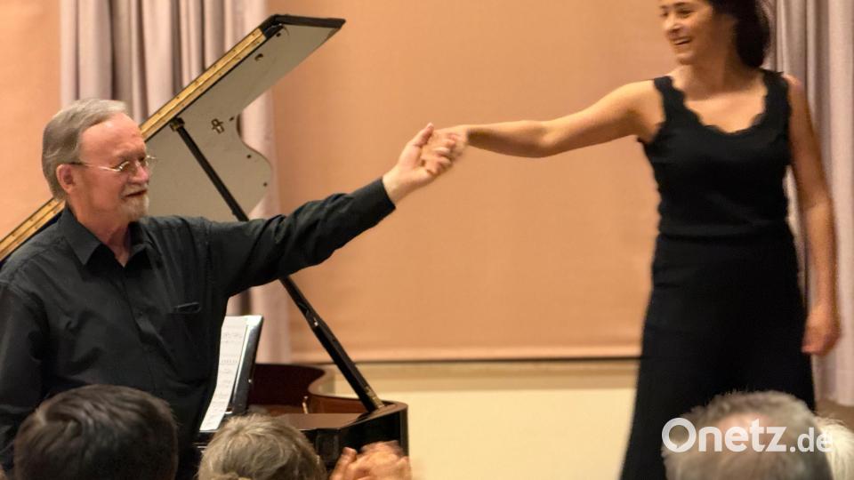 Spielerische Gesten belebten Josefina Legarras Auftritte. Pianist Paul Sturm unterstützte diese gerne und zeigte sich auch sehr erfreut darüber. Bild: Josef Daubner
