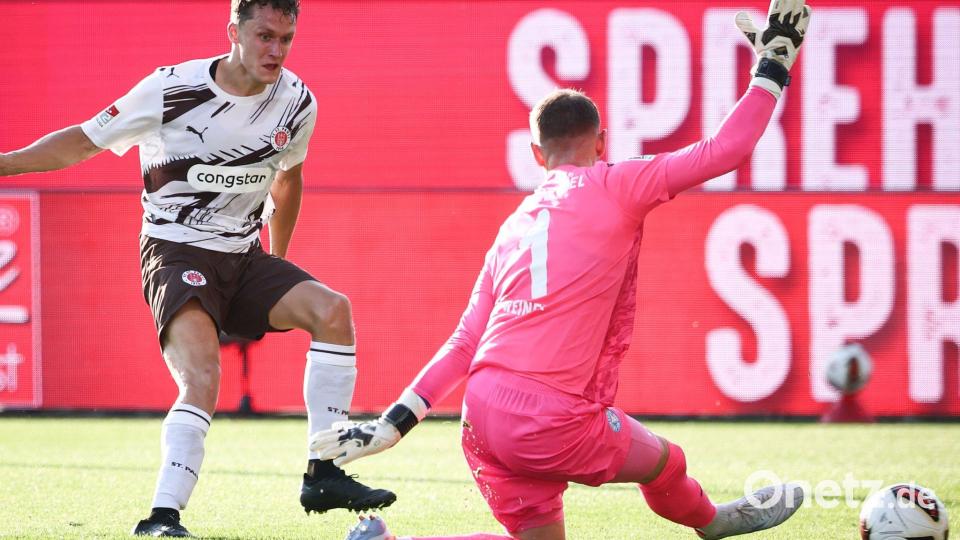 Martijn Kaars überwindet Kiels Keeper Timon Weiner zum 1:0 für den FC St. Pauli. Bild: Christian Charisius/dpa
