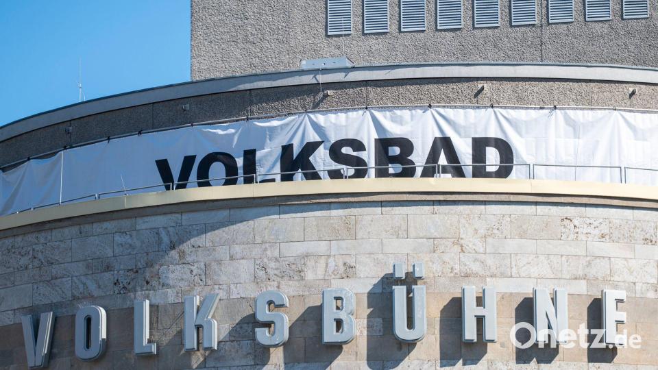 Die Volksbühne hat ein temporäres Schwimmbad aufgebaut. Bild: Christophe Gateau/dpa