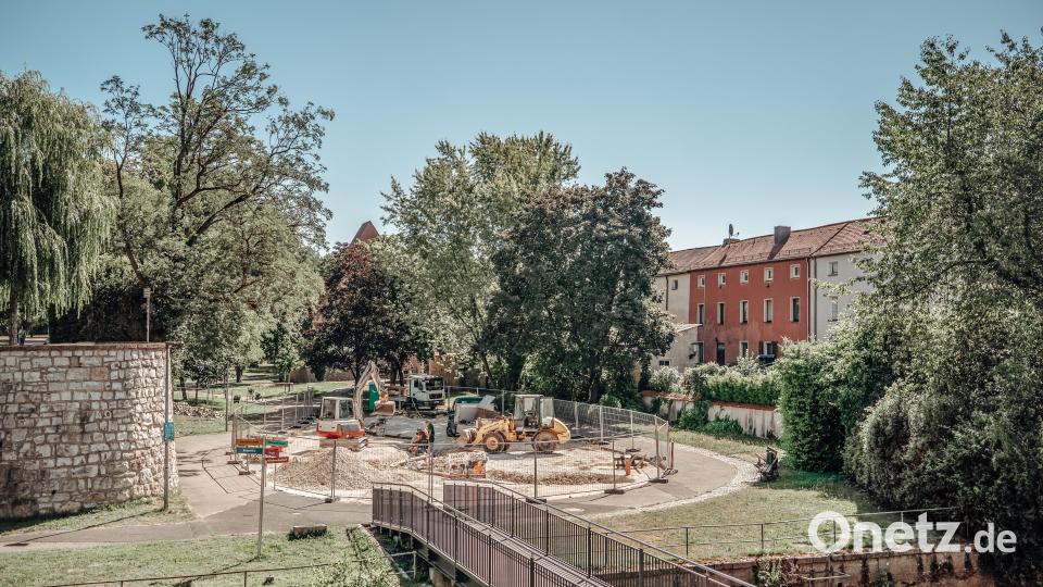 Am Stadtgraben entsteht derzeit ein inklusiver Wasserspielplatz. Die Arbeiten der beteiligten Fachfirmen laufen auf Hochtouren. Bild: Michael Golinski, Stadt Amberg