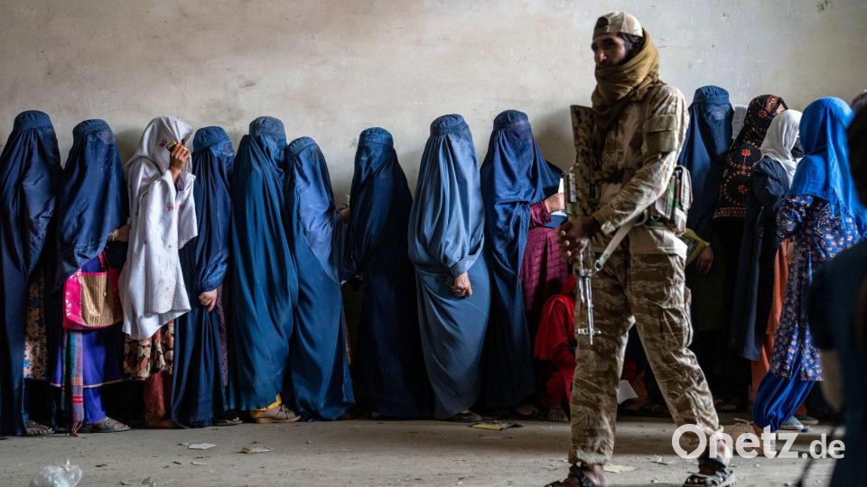 Kleiderregelungen für Frauen werden zusehends drastischer durchgesetzt. (Archivbild) Bild: Ebrahim Noroozi/AP/dpa
