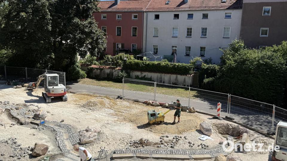 Am Stadtgraben entsteht derzeit ein inklusiver Wasserspielplatz. Die Arbeiten der beteiligten Fachfirmen laufen auf Hochtouren. Bild: Simon Hauck, Stadt Amberg