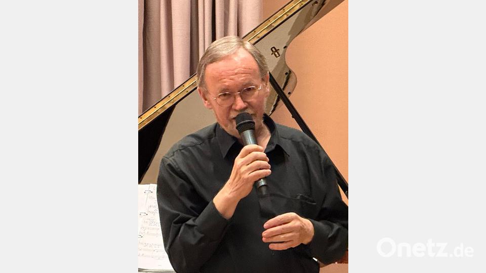 Interessante Hinweise durch den Pianisten zu den Vorträgen zwischendurch wurden dankbar angenommen. Bild: Josef Daubner
