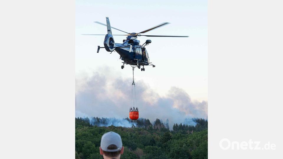 Wegen des Waldbrandes in der Gemeinde Hürtgenwald musste der Ortsteil Gey evakuiert werden. Bild: Jan Ohmen/dpa