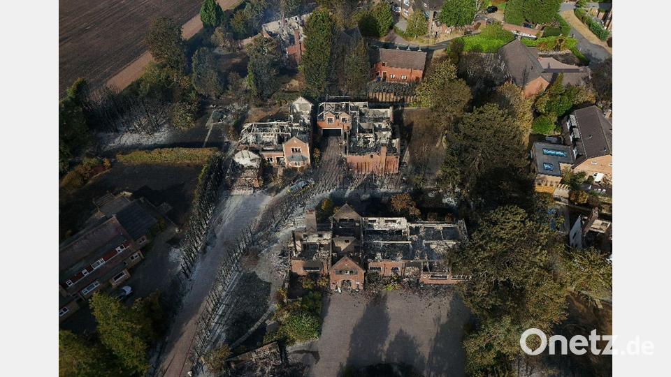 Mehrere Häuser wurden bei den Bränden zerstört oder schwer beschädigt. Bild: Peter Byrne/PA Wire/dpa