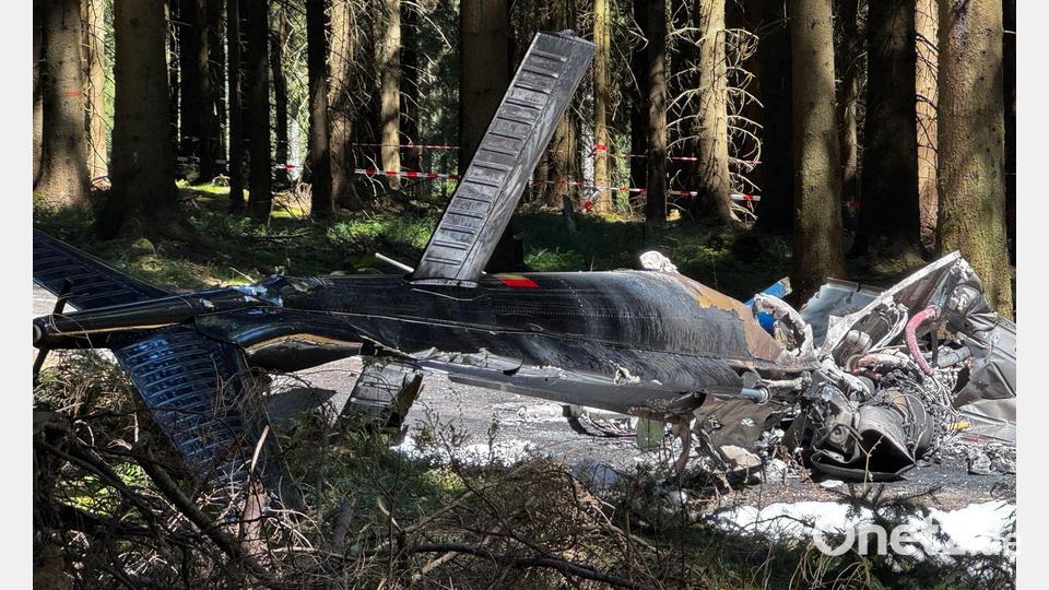 Der Pilot des abgestürzten Hubschrauber starb noch an der Unfallstelle. Bild: Stephan Fricke/News5/dpa