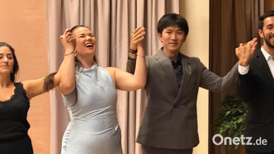Vier junge Stimmen begeisterten im Mehrzwecksaal mit großem Können: Josefina Legarra (von links), Breanna Stuart, Hao Li und Daniel Felton. Bild: Josef Daubner