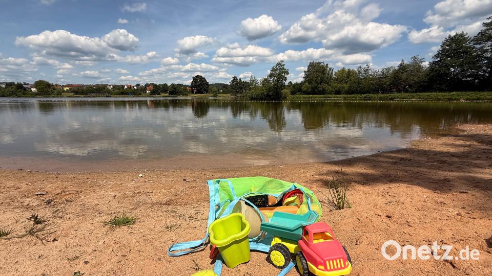 Der Sandstrand und die flache Uferzone am Kiesi-Beach in Pressath ist nicht nur für Familien mit Kindern ein Paradies. Der Naturweiher hat eine Wasserfläche von 3,4 Hektar, das ganze Gelände umfasst sogar 6,8 Hektar. Auch geeignet für Open-Air-Veranstaltungen. Bild: Gabi Schönberger