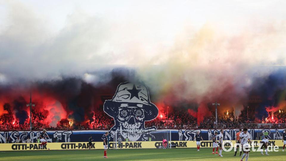 Die Kieler Fans verzögerten mit ihrem Pyro-Einsatz den Beginn der zweiten Hälfte. Bild: Christian Charisius/dpa