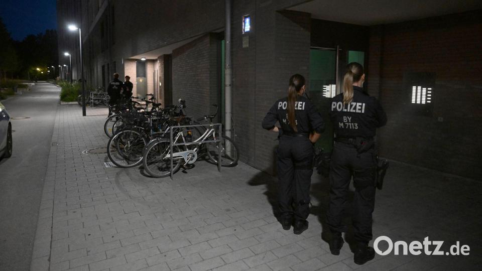 Als die Einsatzkräfte am Tatort eintrafen, entdeckten sie eine leblose Person. Bild: Felix Hörhager/dpa