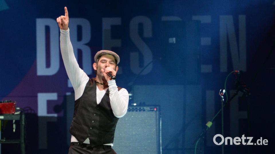 Sänger und Frontmann Sascha Pierro steht auf der Bühne während eines Konzerts im Jahr 2015. (Archivbild) Bild: picture alliance / dpa