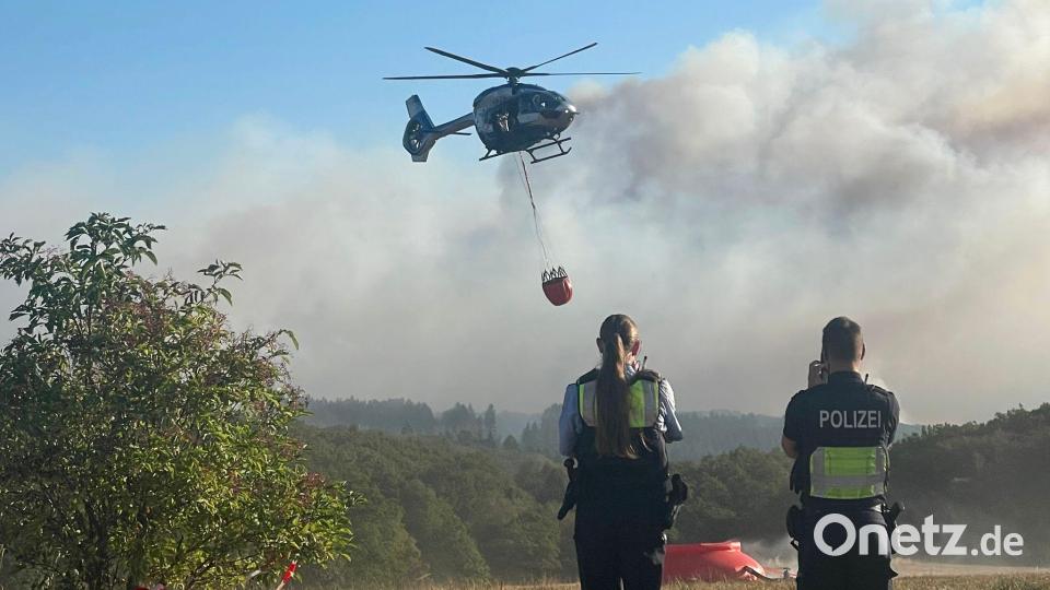 Ein Löschhubschrauber fliegt an. Bild: Christoph Driessen/dpa