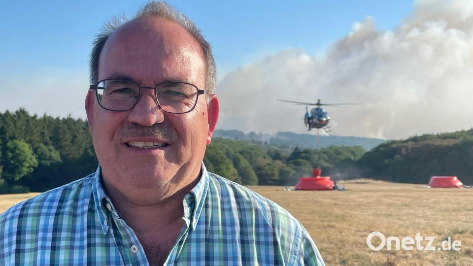 Landrat Ralf Nolten erzählt von der dramatischen Lage in der Nacht: Immer wieder drehte der Wind, und dadurch änderte die Flammenwalze ihre Richtung. Bild: Christoph Driessen/dpa