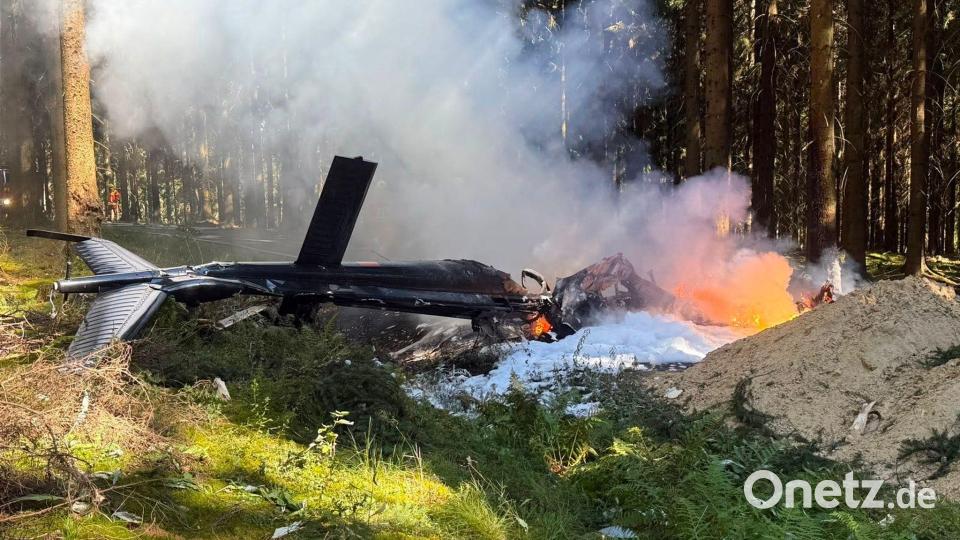 Bei dem Hubschrauberabsturz in einem Wald bei Sehmatal ist der Pilot ums Leben gekommen. Bild: Stephan Fricke/News5/dpa
