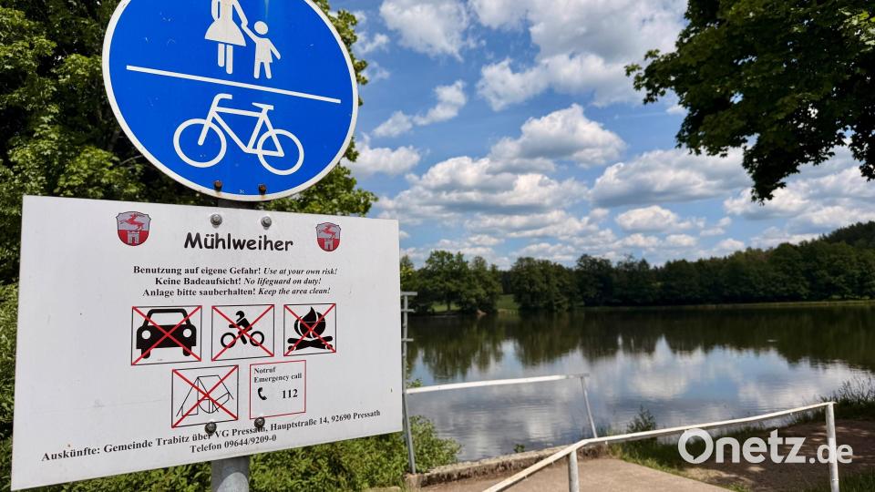 Idyllisch liegt der Mühlweiher bei Trabitz. Eine Badeaufsicht gibt es hier nicht. Mit 22,8 Grad Celsius Ende Mai, war der See gar nicht mal so kalt. Bild: Gabi Schönberger