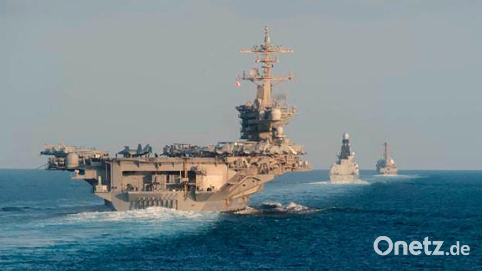 Mit dem US-Flugzeugträger USS Abraham Lincoln (vorn links) haben die USA bereits Anfang des Jahres ihre Präsenz im Nahen Osten verstärkt. (Archivbild) Bild: Zachary Pearson/U.S. Navy via AP/dpa